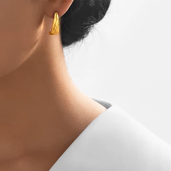 https://www.moneymetals.com/images/products/10.5grams-gold-earrings-hammered-obelisks-model.jpg