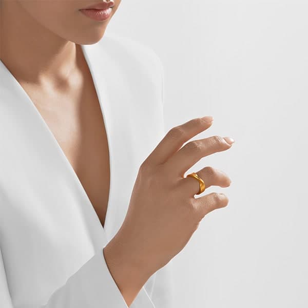 https://www.moneymetals.com/images/products/10.6grams-gold-ring-modern-tension-ladies-model.jpg
