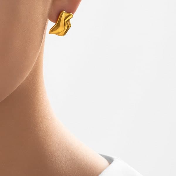 https://www.moneymetals.com/images/products/14.3grams-gold-earrings-gold-foil-model.jpg