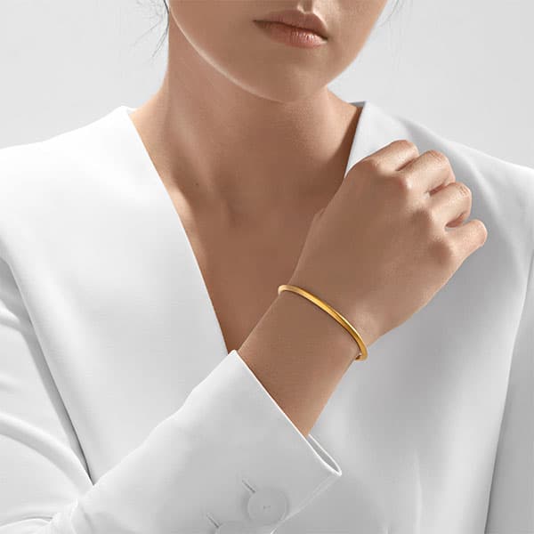 https://www.moneymetals.com/images/products/19.3grams-gold-bangle-classic-ridged-ladies-model.jpg