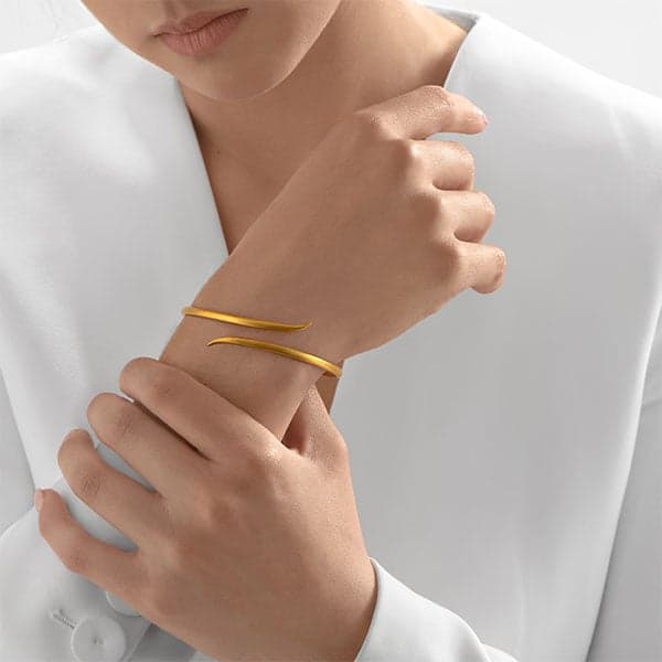 https://www.moneymetals.com/images/products/23.9grams-gold-bangle-arrow-model.jpg