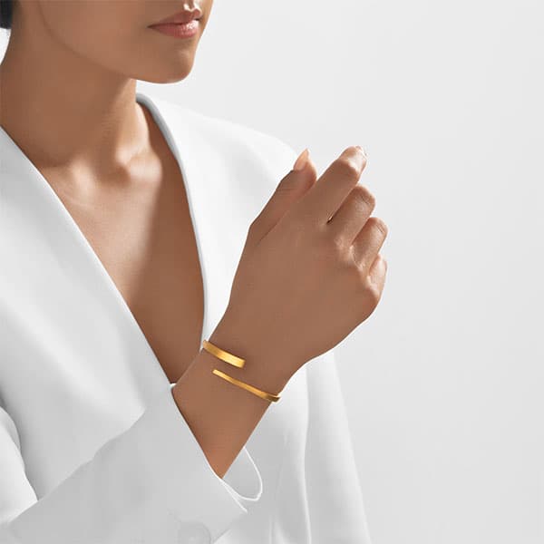 https://www.moneymetals.com/images/products/29grams-gold-bangle-eternal-twist-wrist-cuff-model.jpg