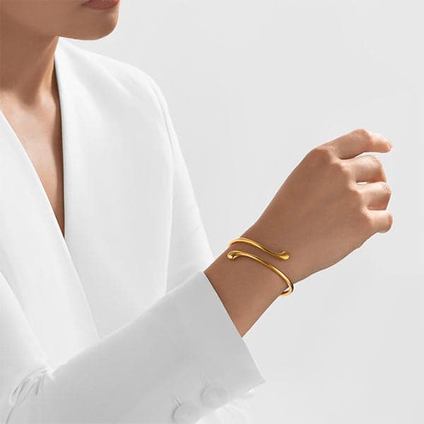 https://www.moneymetals.com/images/products/39.2grams-gold-bangle-molten-droplet-model.jpg