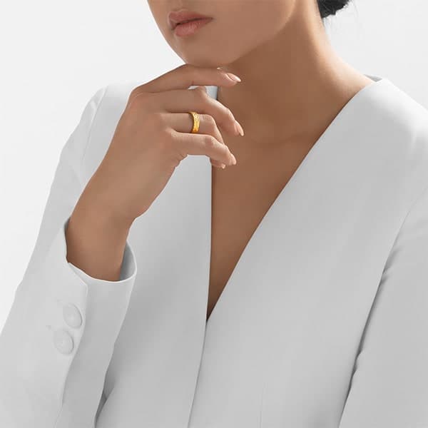https://www.moneymetals.com/images/products/6.2grams-gold-ring-hammered-cuff-ladies-model.jpg