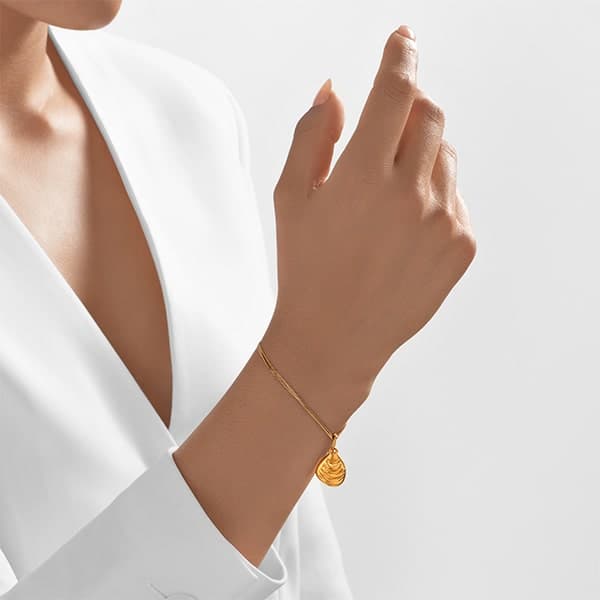 https://www.moneymetals.com/images/products/7.4grams-gold-charm-golden-oyster-model.jpg